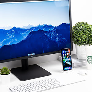 PC reconditionné et portable reconditionné allumés sur bureau blanc