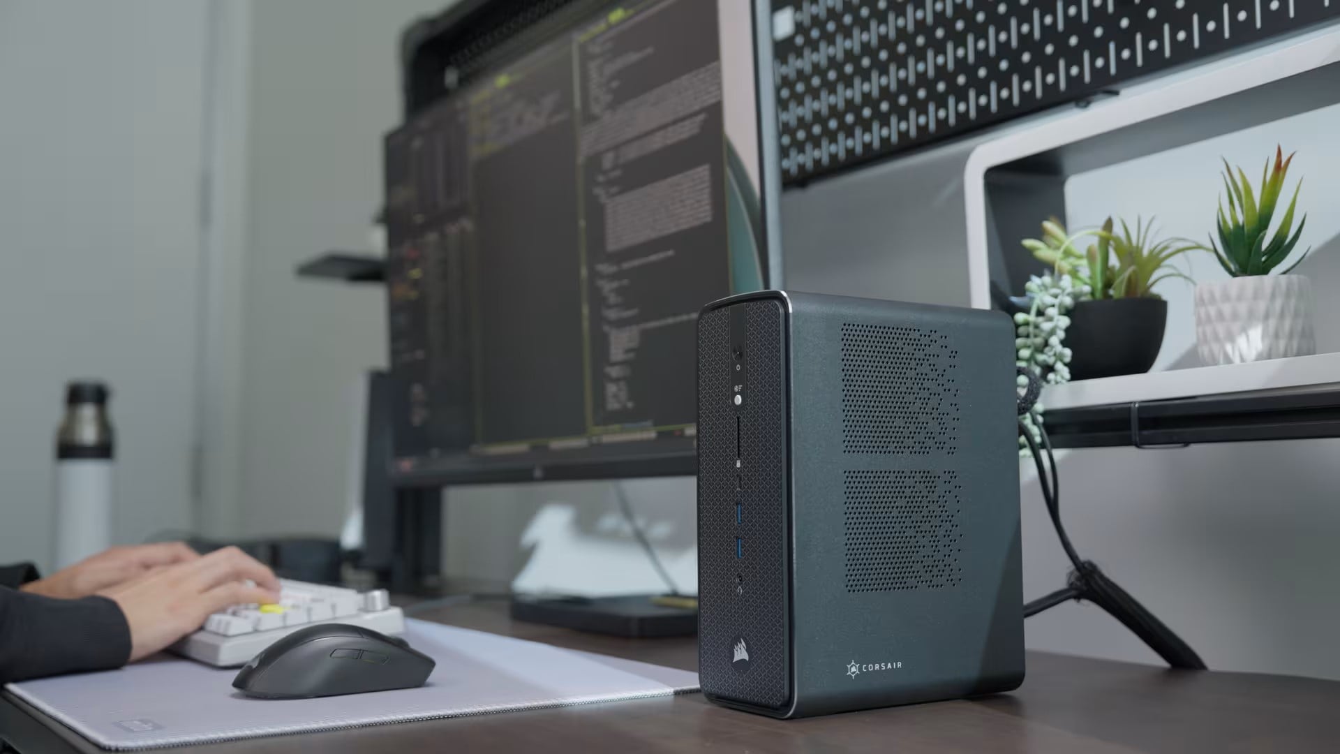 Corsair AI WORKSTATION Ryzen AI Max+ 395/128Go/4To/W11 - Barebone et Mini-PC - 7