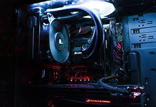 Composants PC assemblés à l'intérieur d'un boitier esthétique avec couleurs