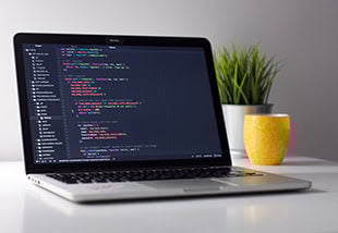 PC portable ouvert sur du code informatique