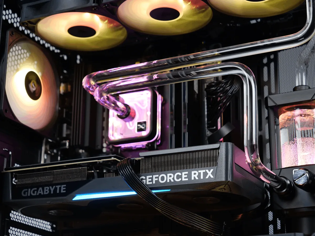 PLOUF! - 7800X3D/32Go/1To/5070Ti WC, vue 4
