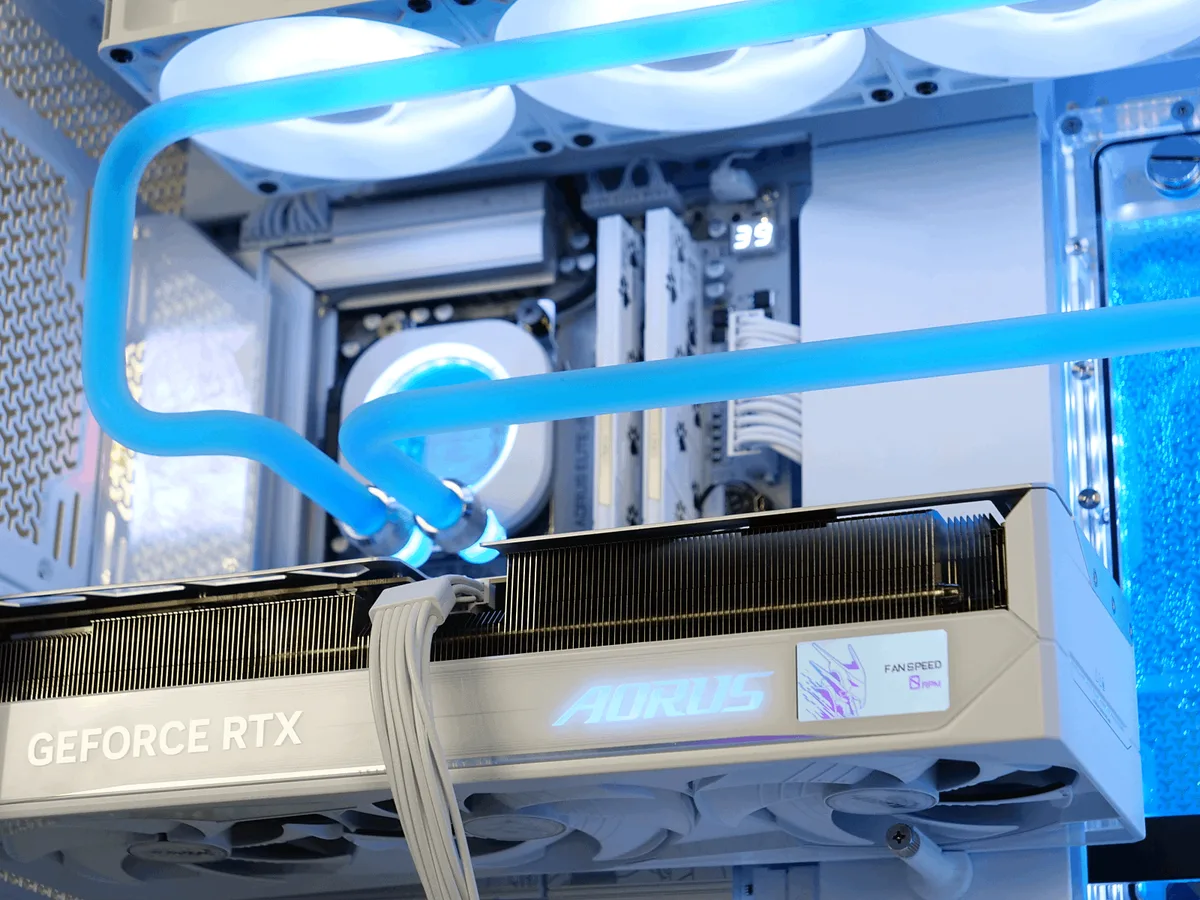 EPIC - 9800X3D/32go/1To/5080 WC, vue 4