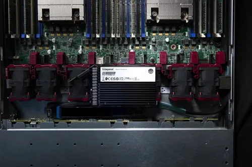 Kingston DC3000ME 7,68To U.2, vue 5